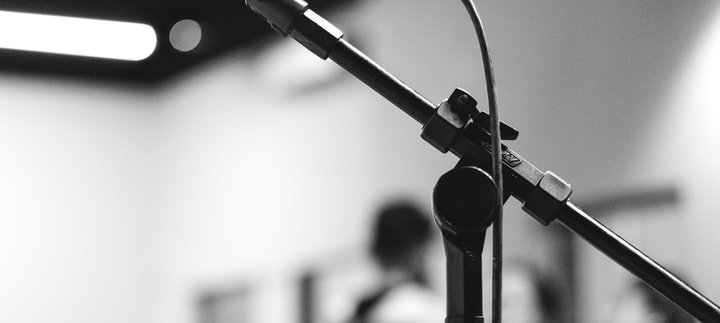 A black and white images of a microphone on a stand