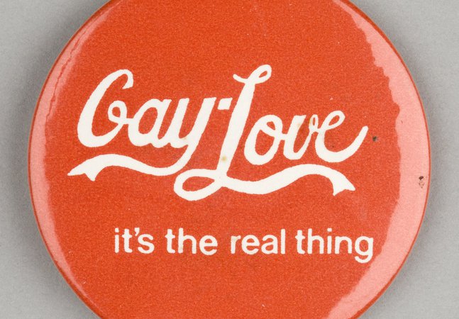 Button badge from 2005 with Gay Love slogan