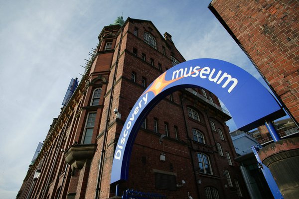 Exterior arch of Discovery Museum 