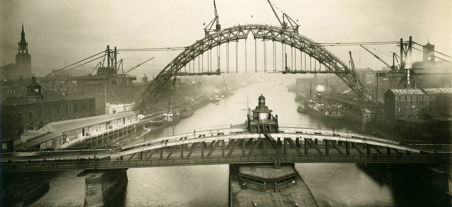 Photograph of Tyne bridge in construction
