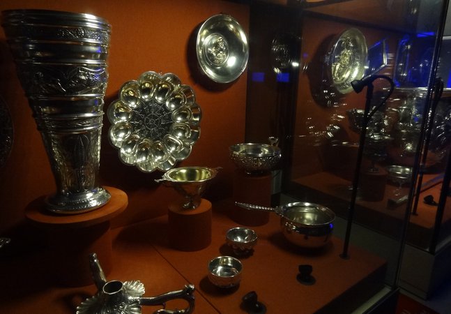 Exhibition case containing silver objects