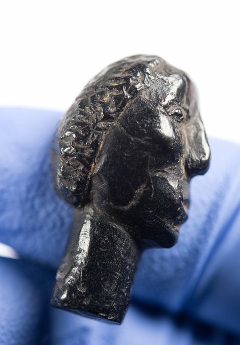 Jet pin in shape of head	