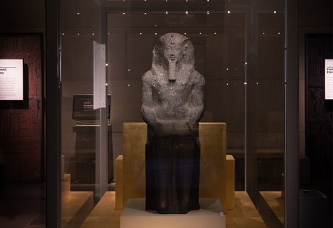 A statue of Ramses II