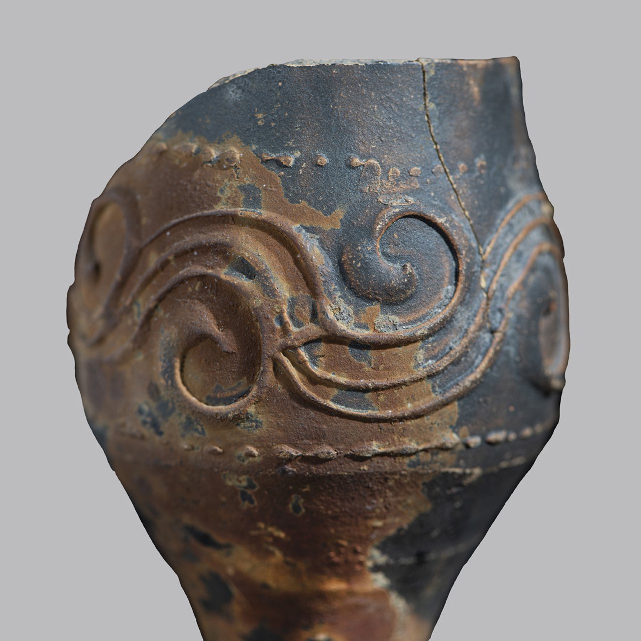 Roman pottery beaker with swirly pattern