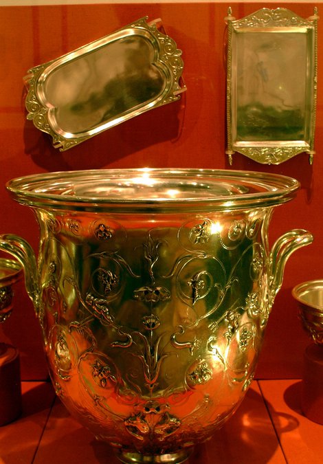Gold coloured pots from Segedunum