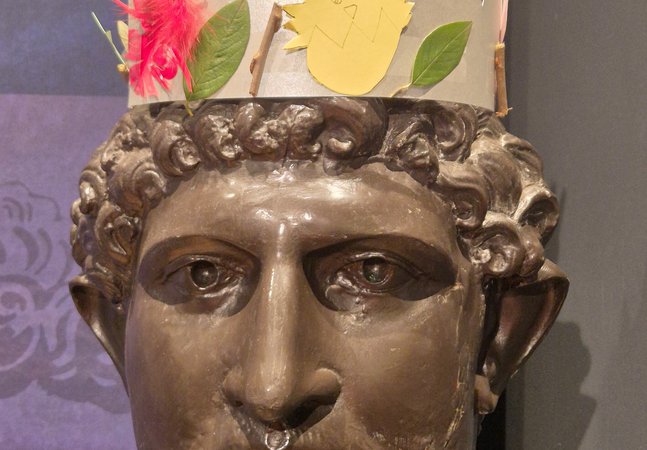 Paper crown on head of a Roman statue