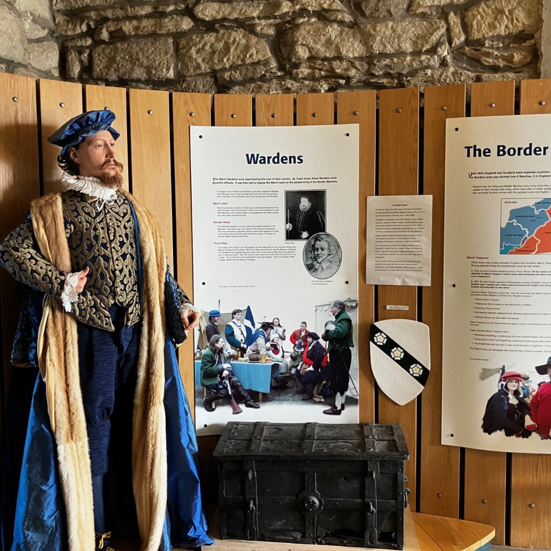 Museum mannequin of man in Tudor dress Museum mannequin of man in Tudor dress