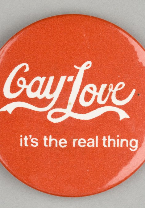 Button badge from 2005 with Gay Love slogan