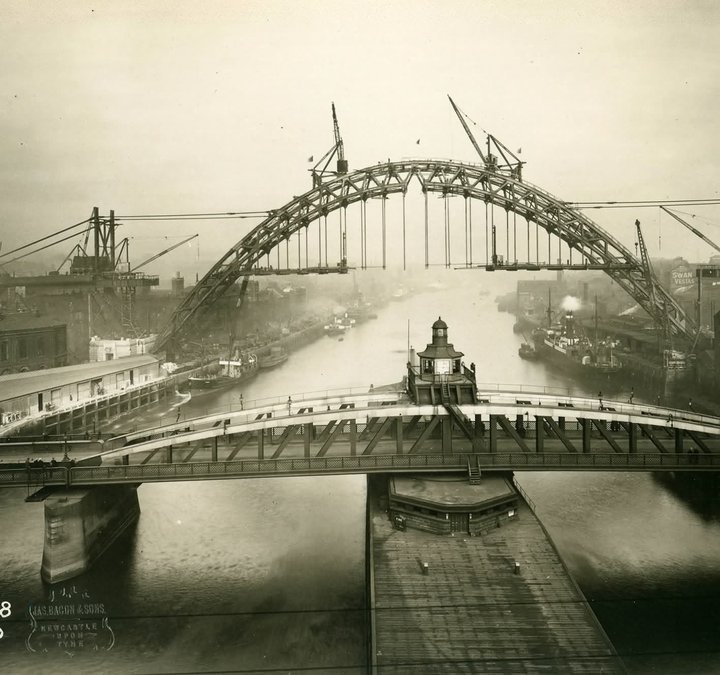 Photograph of Tyne bridge in construction