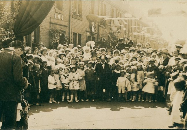 people gather in Wallsend post WWI