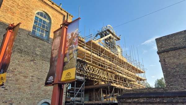 Scaffolding on the heapsteads 