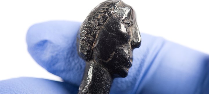 Jet pin in shape of head