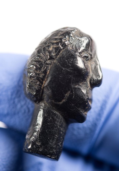 Jet pin in shape of head