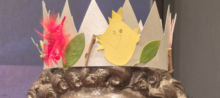 Paper crown on head of a Roman statue