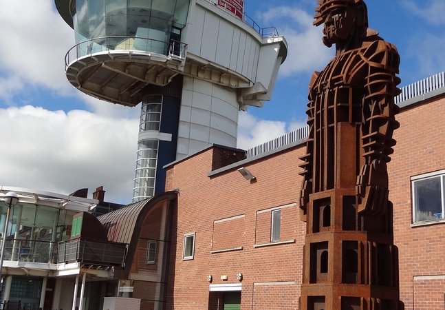Viewing tower and sculpture at Segedunum