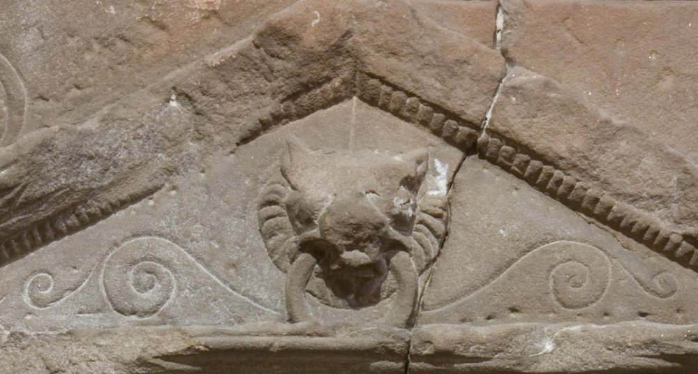 Victor tombstone, lion detail